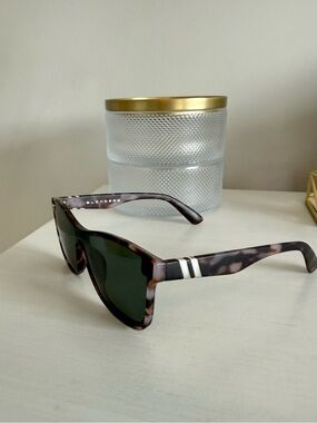 Blenders Tortoise Frame Sunglasses with polarized Lenses